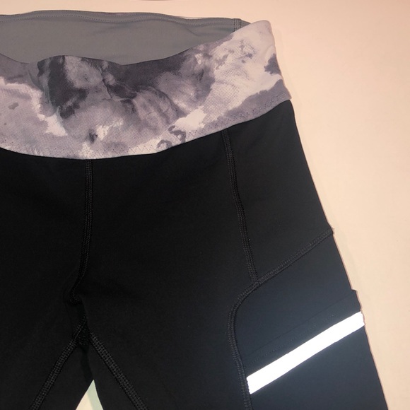 Lululemon size 6 black capris - Picture 4 of 4